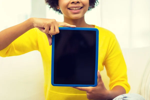 Gelukkig african american vrouw met tablet pc — Stockfoto