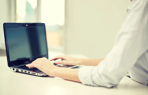 Primo piano di donna che digita su computer portatile a ufficio — Foto Stock