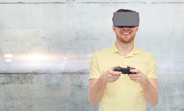 Homem em realidade virtual headset e gamepad jogando — Fotografia de Stock