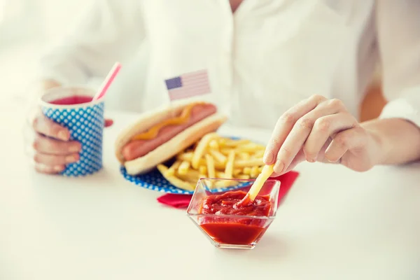 Close up de mulher comendo em comida americana — Fotografia de Stock