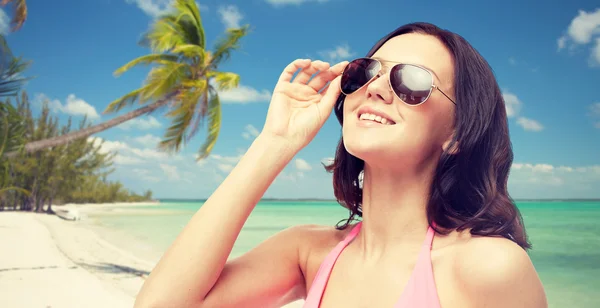 Happy woman in sunglasses and swimsuit — Stock Photo, Image