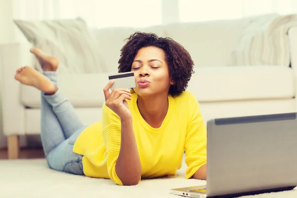 Felice donna africana con computer portatile e carta di credito — Foto Stock