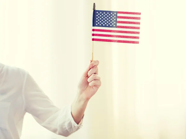 Primer plano de la mujer con bandera americana en la mano —  Fotos de Stock