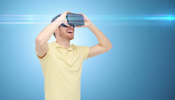 Homem feliz no fone de ouvido realidade virtual ou óculos 3d — Fotografia de Stock