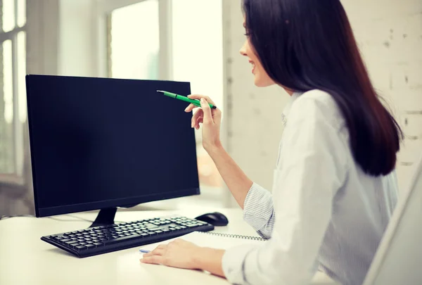 Primer plano de la mujer con monitor de ordenador en la oficina —  Fotos de Stock