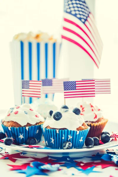 Cupcakes com bandeiras americanas no dia da independência — Fotografia de Stock