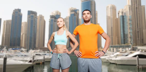 Couple faisant de l'exercice sur fond de ville de dubai — Photo