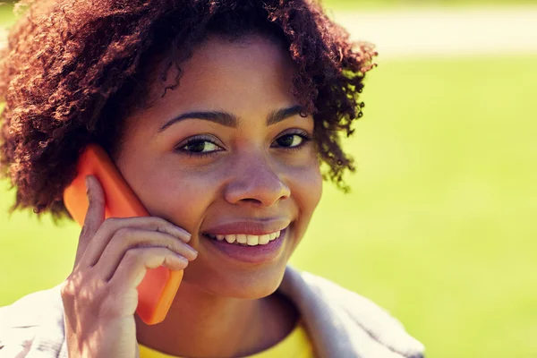 Happy afrikansk kvinna ringer på smartphone utomhus — Stockfoto