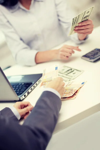 Close up of hands counting money with calculator — Stock Photo, Image