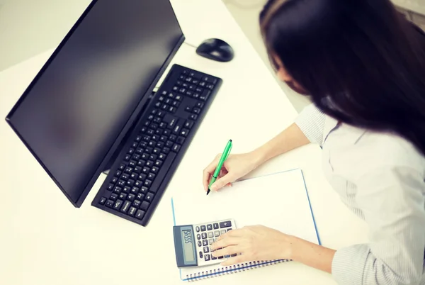 Primer plano de la mujer con conteo de calculadoras — Foto de Stock