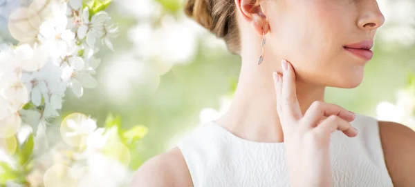 Nahaufnahme des schönen Frauengesichts mit goldenem Ohrring — Stockfoto