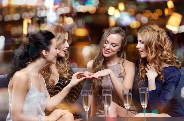 Frau zeigt ihren Freunden Verlobungsring — Stockfoto