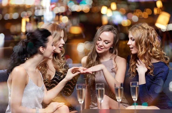 Mujer mostrando anillo de compromiso a sus amigos —  Fotos de Stock