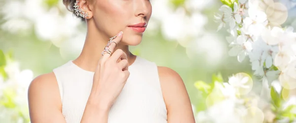 Nahaufnahme einer schönen Frau mit Ring und Ohrring — Stockfoto