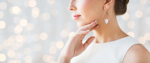 Close-up van de mooie vrouw gezicht met earring — Stockfoto