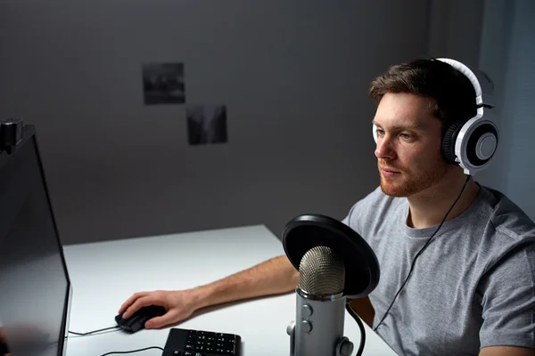 Mannen i headsetet spelar datorspel hemma — Stockfoto