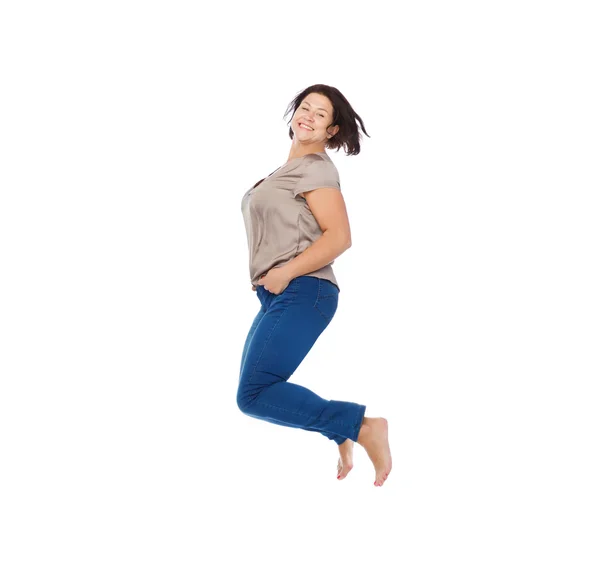 Sorrindo feliz plus tamanho mulher pulando alto no ar — Fotografia de Stock