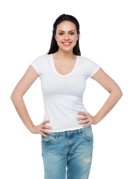 Gelukkig jonge vrouw of tienermeisje in wit t-shirt — Stockfoto