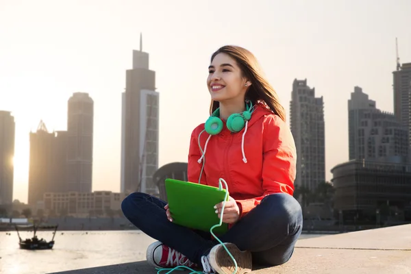 Jovem feliz com tablet pc e fones de ouvido — Fotografia de Stock