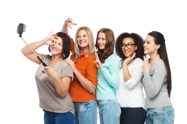 Grupp av glad med selfie av smartphoone — Stockfoto