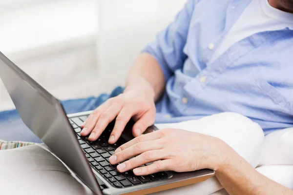 Close up de homem digitando no computador portátil em casa — Fotografia de Stock