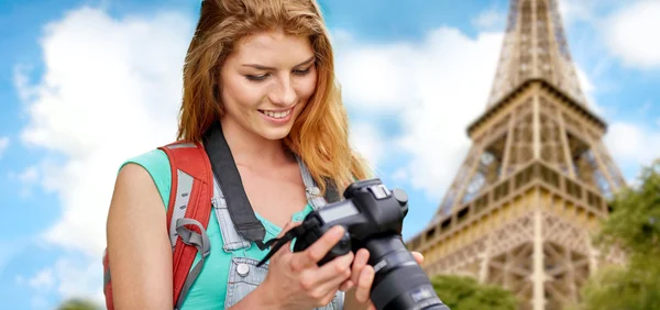 Женщина с рюкзаком и камерой над Эйфелевой башней — стоковое фото