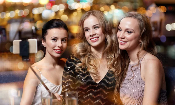 夜のクラブで selfie を取ってスマート フォンを持つ女性 — ストック写真
