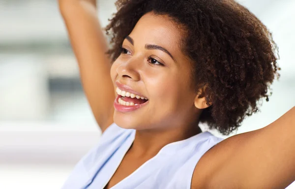Tvář šťastný afroamerické mladé ženy — Stock fotografie