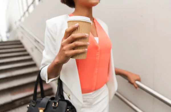 Primer plano de la mujer de negocios africana con café — Foto de Stock