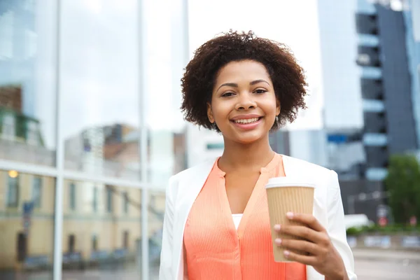 Feliz mujer de negocios africana con café en la ciudad —  Fotos de Stock