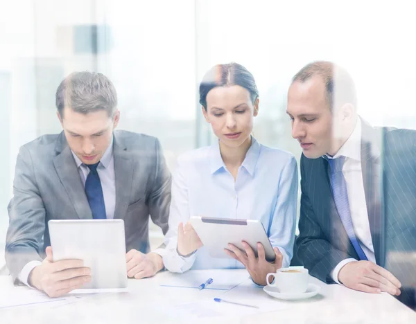 Equipo de negocios con tableta pc teniendo discusión —  Fotos de Stock