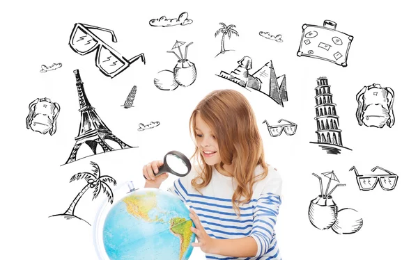 Student meisje op zoek naar globe met Vergrootglas — Stockfoto