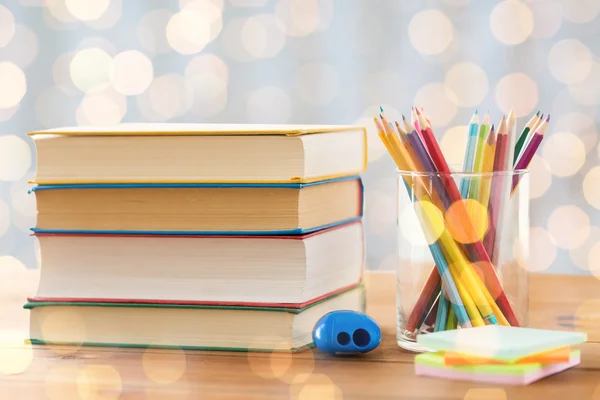 Close up van kleurpotloden of kleur potloden en boeken — Stockfoto