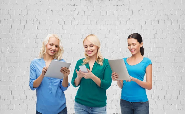 Happy women with smartphone and tablet pc computer — Stock Photo, Image