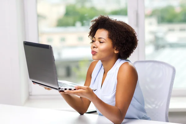 Afrikanerin schickt Kuss an Laptop — Stockfoto