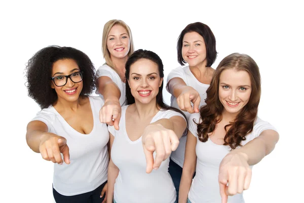 Groupe de femmes heureuses pointant du doigt sur vous — Photo
