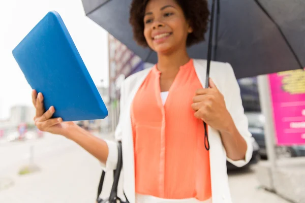 Primo piano della donna con ombrello e tablet pc — Foto Stock