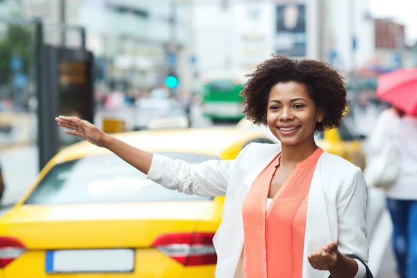 Felice donna africana cattura taxi — Foto Stock