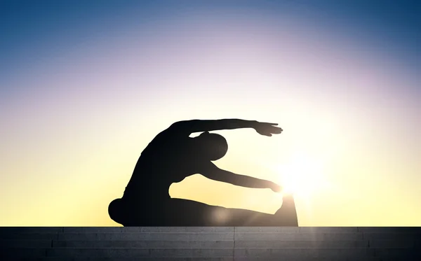 Woman doing exercises on stairs over sun light — Stockfoto