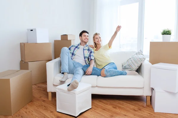 Couple with boxes moving to new home and dreaming — Stock Photo, Image