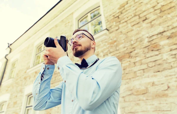 Χαρούμενος νεαρός hipster άνθρωπος με φωτογραφική μηχανή ταινία στην πόλη — Φωτογραφία Αρχείου