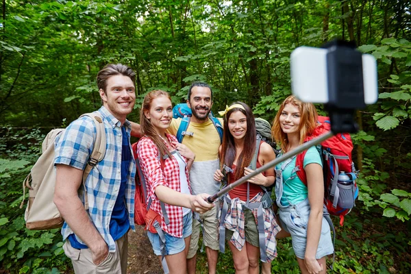 Přátelé se batoh s selfie do smartphone — Stock fotografie