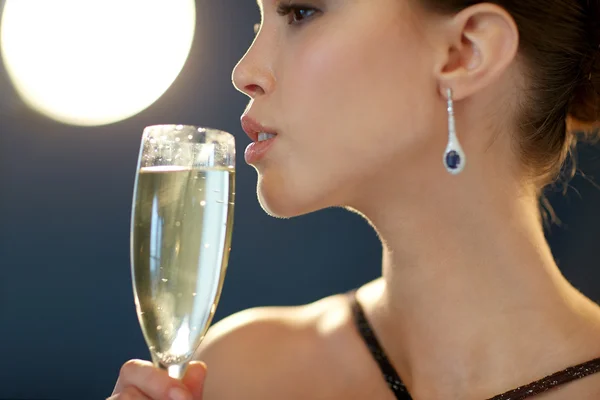 Zamknij się z kobieta pije szampana na imprezie — Zdjęcie stockowe