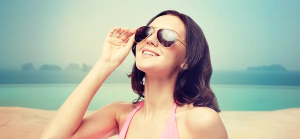 Boldog asszony a napszemüveget és fürdőruha — Stock Fotó