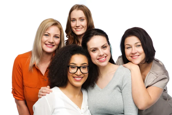 Gruppo di donne felici diverse in abiti casual — Foto Stock