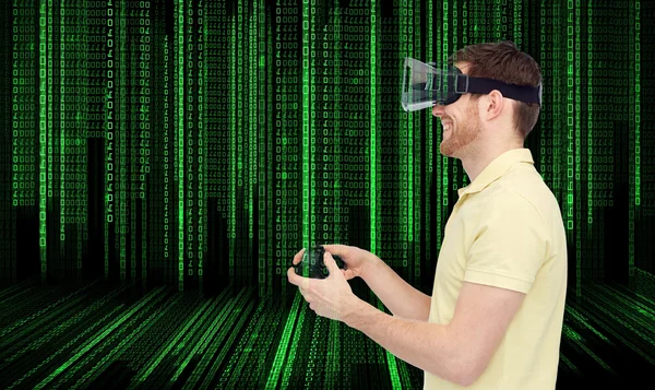 Ευτυχισμένος άνθρωπος στο σετ κεφαλής εικονικής πραγματικότητας με gamepad — Φωτογραφία Αρχείου