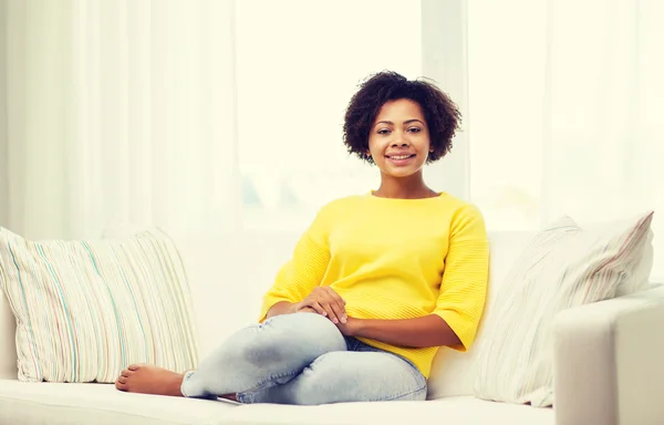 Lycklig afrikansk amerikansk ung kvinna hemma — Stockfoto