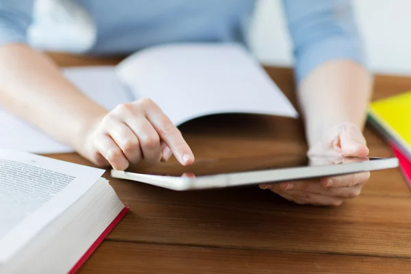 Nahaufnahme eines Schülers mit Tablet-PC und Notebook — Stockfoto