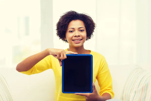 Glücklich afrikanisch-amerikanische Frau mit Tablet-PC — Stockfoto