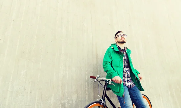 고정된 기어 자전거와 함께 행복 한 젊은 hipster 남자 — 스톡 사진